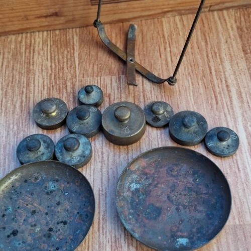 Old scale weights and pans set