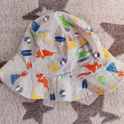 Baby clothing set like new with hat 6-12 months