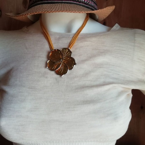 Steel flower necklace yellow to gold, new with 9 cords