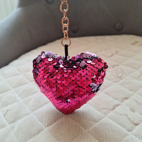 Heart-shaped keychain used with sequins and two-tone effect