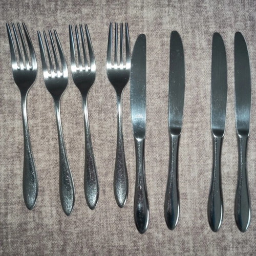 Tcm set of 4 knives and forks like new