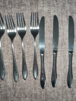 Tcm set of 4 knives and forks like new