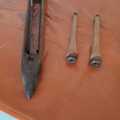 Weaving shuttle used with metal tips