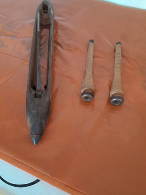 Weaving shuttle used with metal tips
