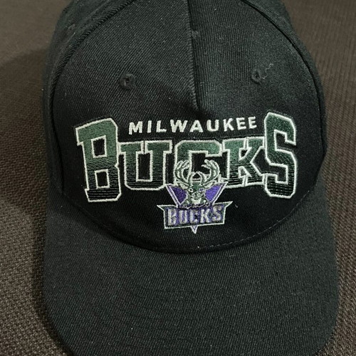 Milwaukee Bucks Mitchell & Ness hat very good condition, black, one size