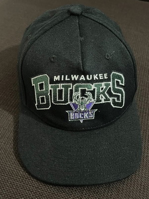 Milwaukee Bucks Mitchell & Ness hat very good condition, black, one size