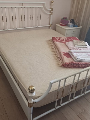 Σετ υπνοδωματίου σαν καινούργιο, λευκή απόχρωση με κρεβάτι, συρταριέρα, καθρέφτη, καλόγερο, κομοδίνα