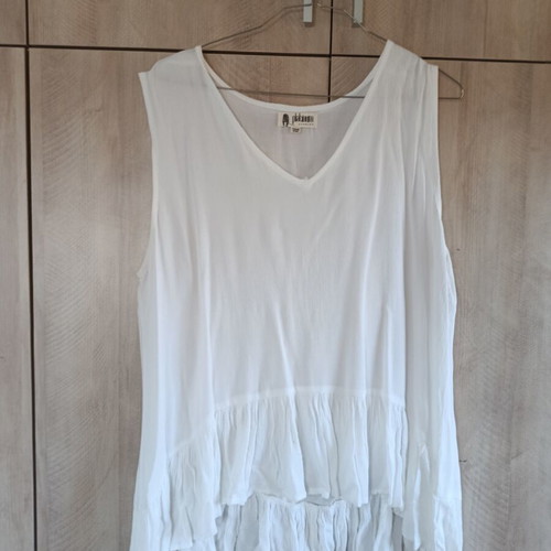 White sleeveless blouse with ruffles, like new, Platinum Fashion