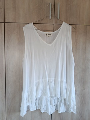 White sleeveless blouse with ruffles, like new, Platinum Fashion