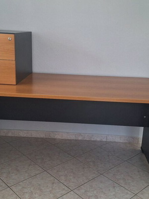 Έπιπλα γραφείου σε άριστη κατάσταση με γραφείο, συρταριέρα και ντουλάπια