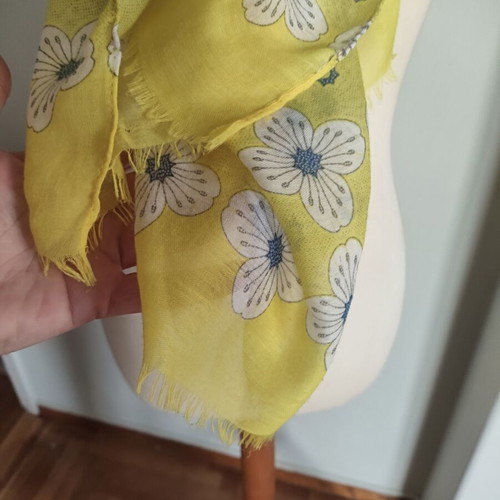 Scarf yellow with spring floral pattern like new, 180x90 cm