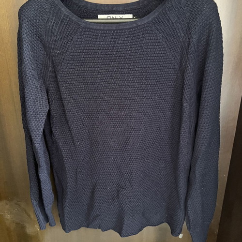 Only blue pullover used, size S