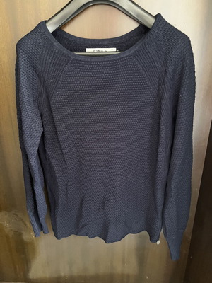 Only blue pullover used, size S