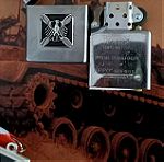  Zippo με έμβλημα του ομοσπονδιακού αετού του γερμανικού στρατού (BUNDESADLER)."EISERNES KREUZ - Iron Cross"   * Μανικετόκουμπα και  KΛΙΠ γραβάτας με αντίστοιχο έμβλημα στο κουτί προβολής.