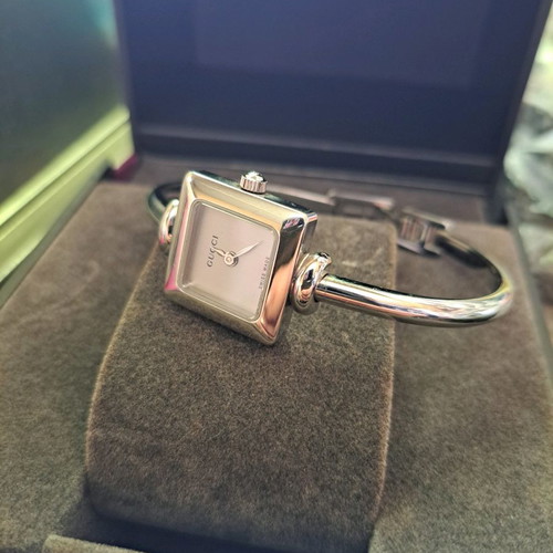 Gucci wristwatch new women's silver with box