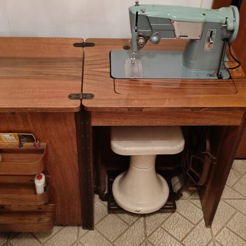 Singer 327K vintage sewing machine with cabinet like new