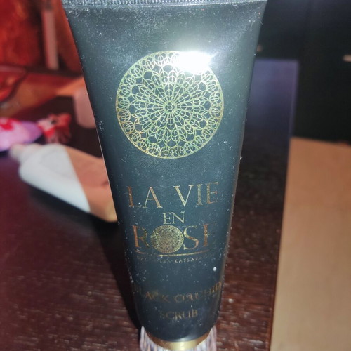 Black Orchid Scrub by La Vie En Rose new facial exfoliator