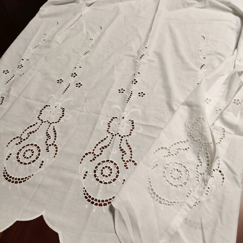 Cutwork curtain 140x120 like new