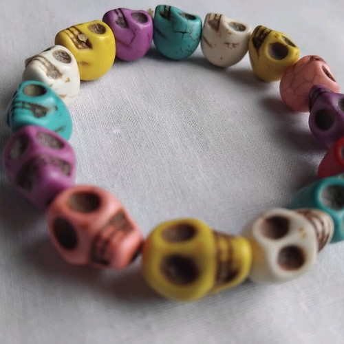 Skull bracelet made of colorful haolite stretch like new