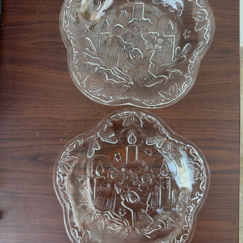 Christmas plates set of 2 like new