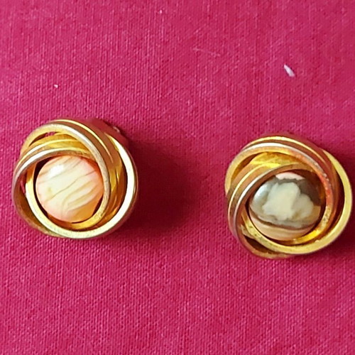 Vintage earrings with semi-precious stones used, pink and gold