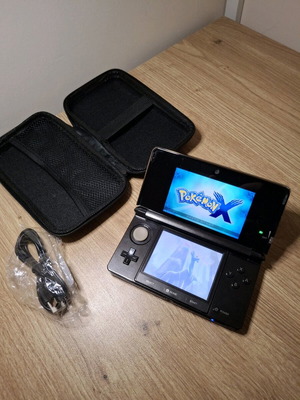 Nintendo 3DS Black used with new carrying case and USB charger