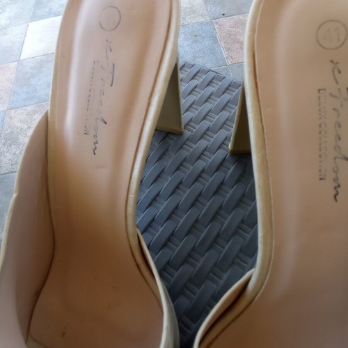 X Freedom Delux Collection women's mules beige crocodile pattern size 40 like new