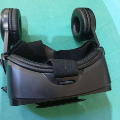 VR Glasses with Built-In Headphones like new