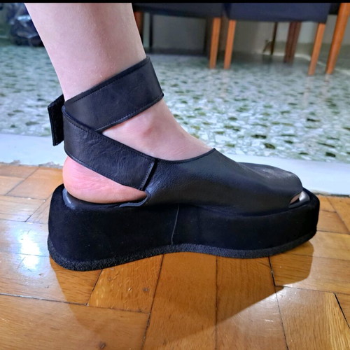 1725.a leather platform sandals like new, black, size 38
