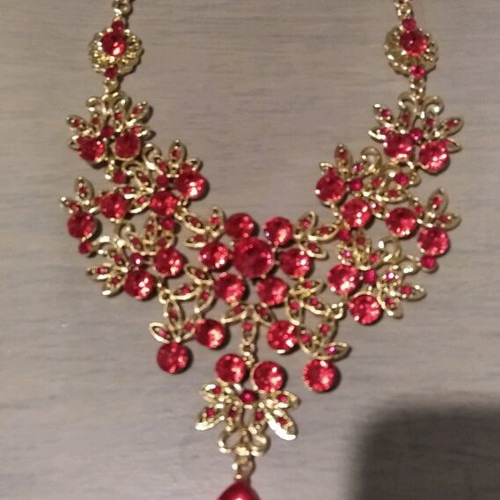 Necklace new gold with red stones