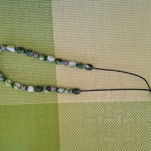 Komboloi with 22 beads like new, emerald green and white marble effect