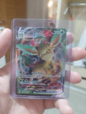 Leafeon VMAX #8 card new condition, Evolving Skies collection
