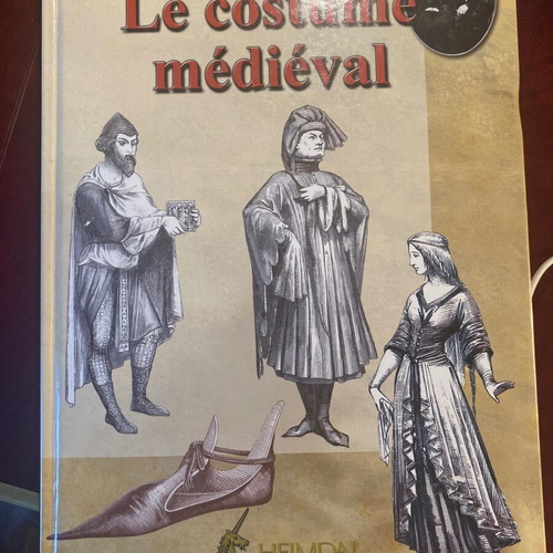 Le costume médiéval book like new, French edition
