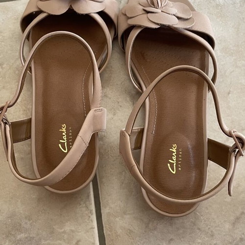 Clarks women's leather sandals with flower, beige nude, size 41