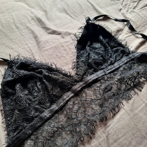 Stradivarius lace bralette black like new, size L