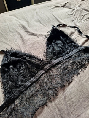 Stradivarius lace bralette black like new, size L