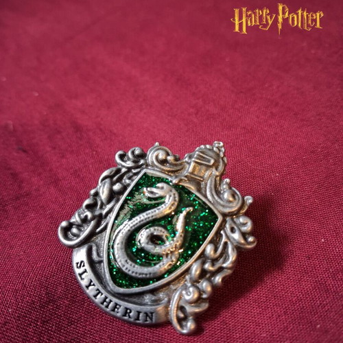 Harry Potter metal pin set new, 5 Hogwarts houses and crest