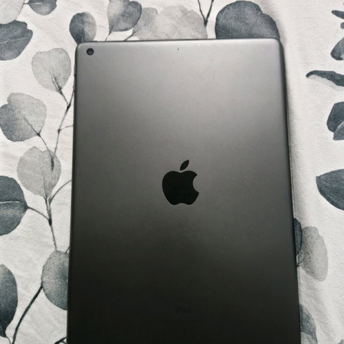 Apple iPad 7th Gen 32GB Wi-Fi with case and stylus