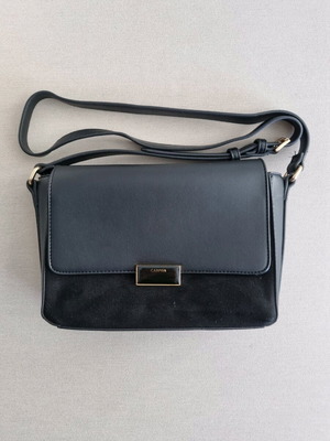 Carpisa black crossbody bag used with magnetic clasp