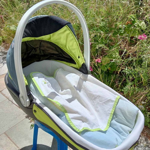 Chicco Baby Bassinet like new with mattress and blanket