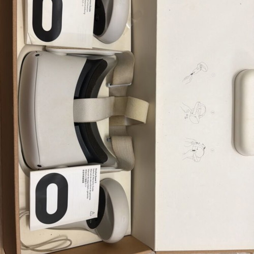 VR headset Oculus Quest 2 256 GB barely used with box and controllers