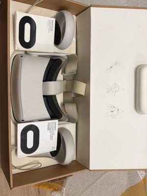 VR headset Oculus Quest 2 256 GB barely used with box and controllers