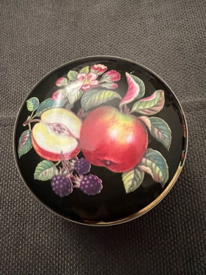 Chinacraft London porcelain jewelry box like new