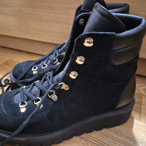 Stuart Weitzman Chalet Lug Suede and Leather Hiker Boots like new, size 40