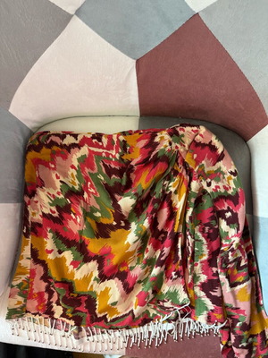 Zara skirt like new, short with fringes and beads, size L