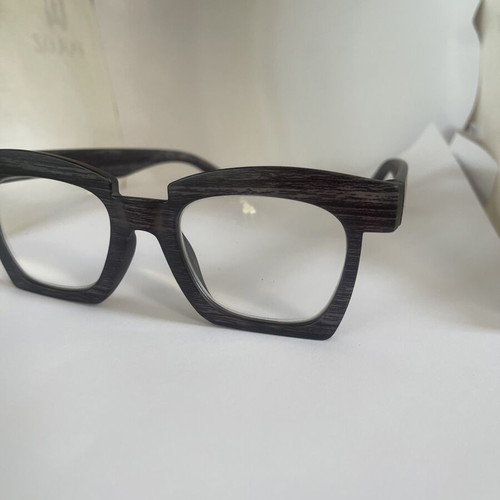 Unisex presbyopia glasses with geometric design