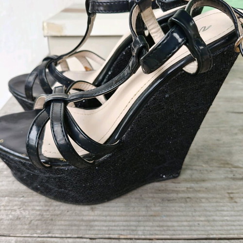 Black platform sandals with glitter like new, size 38