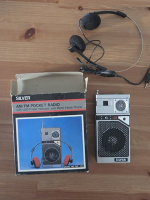 Винтидж джобно радио Silver DO-10H AM/FM употребявано с кутия и слушалки