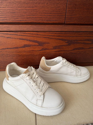 Sneakers Zara λευκά σαν καινούργια, άνετα και μαλακά μέγεθος 40