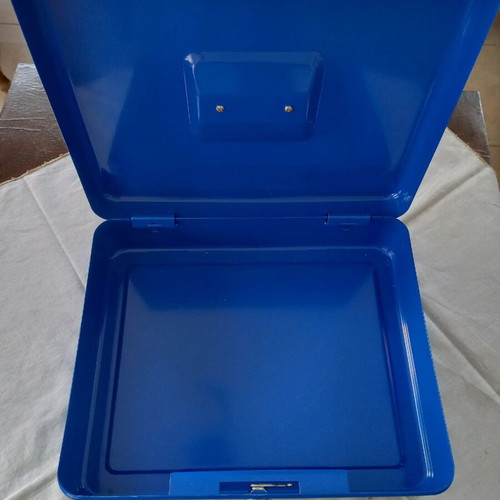 Metal box like new with lock ideal for cash register